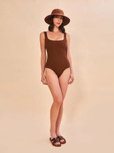 Load image into Gallery viewer, Model Front: Uv Line Chapeau Souple/Capeline Lyon Conhaque Upf50+