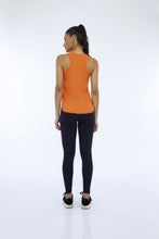 Load image into Gallery viewer, Image 05: Alto Giro Fitness Haut Regata Skin Fit Inspiracional Laranja Orangeade
