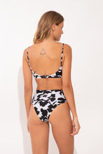 Load image into Gallery viewer, Model Back: Rio De Sol Bas Bottom Poppy Hotpants