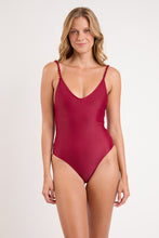 Load image into Gallery viewer, Model Front: Rio De Sol Une Pièce Touch-Carmim Tina