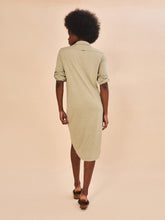 Load image into Gallery viewer, Model Back: Uv Line Chemise Shirtdress Copenhagen Mescla Areia Upf50+