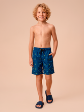 Load image into Gallery viewer, Model Front: Uv Line Maillot De Bain Garçon Shorts Acqua Kids Pirates Fun Upf50+