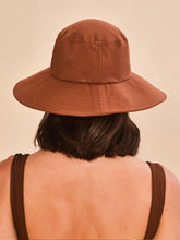 Load image into Gallery viewer, Model Back: Uv Line Chapeau Souple/Capeline Lyon Conhaque Upf50+