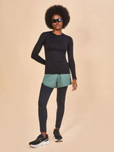 Load image into Gallery viewer, Model Front: Uv Line T-Shirt Longsleeve Fem Skin Infratherm Preto Upf50+