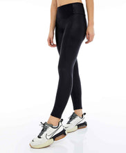 Load image into Gallery viewer, Model Front: Alto Giro Fitness Bas Legging Couro Com Recorte Rebatidos Preto