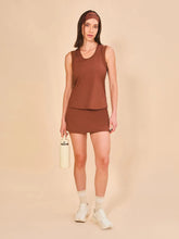 Load image into Gallery viewer, Model Front: Uv Line Fitness Haut Regata Sport Color Fem Marrom Upf50+