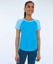 Load image into Gallery viewer, Model Front: Alto Giro Fitness Haut T-Shirt Skin Fit Recortes Sport Azul Vivid