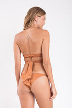 Load image into Gallery viewer, Model Back: Rio De Sol Haut Top Nocciola Dune