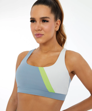 Load image into Gallery viewer, Model Front: Alto Giro Fitness Haut Top Hyper Recorte Diagonal E Refletivo Cinza Wind