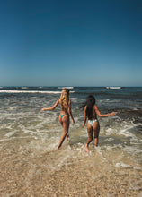 Load image into Gallery viewer, Image 06: Wednesday In Hawaii By Rio De Sol Bas Bottom Valley Isla