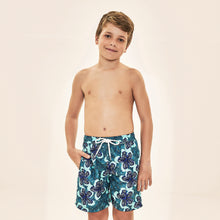 Load image into Gallery viewer, Model Front: Uv Line Maillot De Bain Garçon Shorts Aqua Hibiscus Kids Upf50+