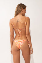 Load image into Gallery viewer, Model Back: Rio De Sol Ensemble Set Ditsy-Butter Lia Lacinho