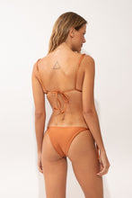 Load image into Gallery viewer, Model Back: Rio De Sol Bas Bottom Shimmer-Nocciola Lacinho
