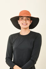Load image into Gallery viewer, Model Front: Uv Line Chapeau Souple/Capeline San Diego Preto Caramelo Upf50+