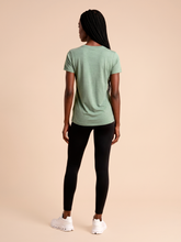 Load image into Gallery viewer, Model Back: Uv Line T-Shirt T-Shirt Fem New Fit Mix Green Upf50+