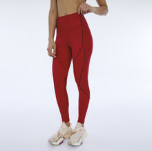 Load image into Gallery viewer, Model Front: Alto Giro Fitness Bas Legging Hyper Recortes Atlanta Vermelho Haute Red