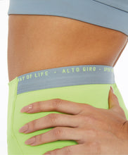 Load image into Gallery viewer, Image 06: Alto Giro Fitness Bas Bermuda Hyper Elastico Costas Verde Sharp