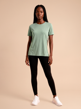 Load image into Gallery viewer, Model Front: Uv Line T-Shirt T-Shirt Fem New Fit Mix Green Upf50+