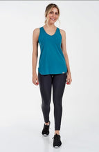 Load image into Gallery viewer, Model Front: Alto Giro Fitness Haut Regata Skin Fit Alongada Gola V Verde Strong