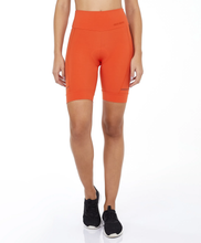 Load image into Gallery viewer, Model Front: Alto Giro Fitness Bas Bermuda Blackout Ii Com Forro Ciclista Laranja Pitanga