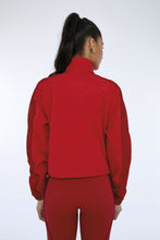 Load image into Gallery viewer, Model Back: Alto Giro Fitness Haut Jaqueta Techno Taslon Com Bolsos Vermelho Haute Red