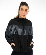 Load image into Gallery viewer, Model Front: Alto Giro Fitness Haut Jaqueta Tecnospan Recortes Preto