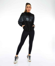 Load image into Gallery viewer, Image 08: Alto Giro Fitness Haut Jaqueta Tecnospan Recortes Preto