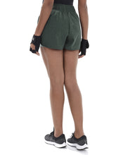 Load image into Gallery viewer, Model Back: Alto Giro Fitness Bas Shorts Tecnospan Verde Militar