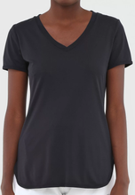 Load image into Gallery viewer, Image 02: Alto Giro Fitness Haut T-Shirt Skin Fit Alongada Gola V Preto