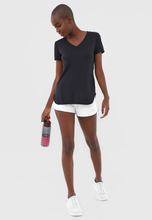 Load image into Gallery viewer, Image 04: Alto Giro Fitness Haut T-Shirt Skin Fit Alongada Gola V Preto