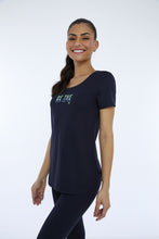 Load image into Gallery viewer, Model Front: Alto Giro Fitness Haut T-Shirt Skin Fit Inspiracionais Preto