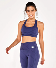 Load image into Gallery viewer, Model Front: Alto Giro Fitness Haut Top Circuit Blackout Costas Nadador Cinza Graystone