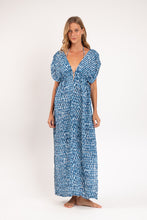 Load image into Gallery viewer, Model Front: Rio De Sol Vêtement De Plage Chuva Long Dress Soleil