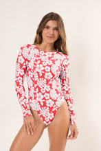 Load image into Gallery viewer, Model Front: Rio De Sol Une Pièce Pua-Hibiscus Surf