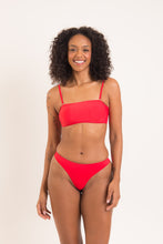 Load image into Gallery viewer, Model Front: Rio De Sol Ensemble Set Rouge Bandeau-Reto Nice-Fio