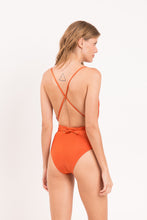 Load image into Gallery viewer, Model Back: Rio De Sol Une Pièce Shimmer-Paprica New Vegas