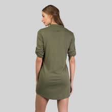 Load image into Gallery viewer, Model Back: Uv Line Vêtement De Plage Shirtdress Copenhagen Verde Militar Upf50+
