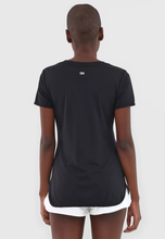Load image into Gallery viewer, Model Back: Alto Giro Fitness Haut T-Shirt Skin Fit Alongada Gola V Preto
