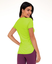 Load image into Gallery viewer, Model Back: Alto Giro Fitness Haut T-Shirt Skin Fit Alongada Gola V Verde Acidlime
