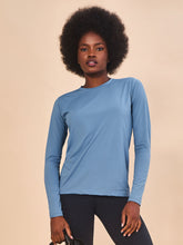 Load image into Gallery viewer, Model Front: Uv Line T-Shirt Longsleeve Uvpro Indigo Upf50+
