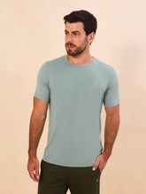 Load image into Gallery viewer, Model Front: Uv Line T-Shirt Pour Homme T-Shirt New Fit Masc Verde Agua Upf50+
