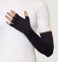 Load image into Gallery viewer, Model Front: Uv Line Gants Extra Long Gloves Uni Black Upf50+
