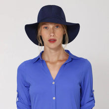 Load image into Gallery viewer, Model Front: Uv Line Chapeau Souple/Capeline San Remo Marinho Offwhite Upf50+
