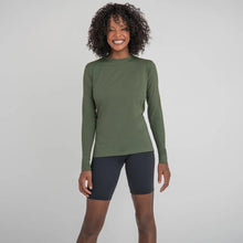 Load image into Gallery viewer, Model Front: Uv Line T-Shirt Longsleeve Uvpro Fem Verde Militar Upf50+
