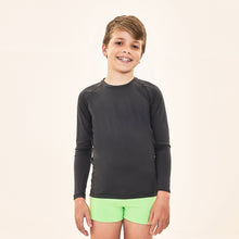 Load image into Gallery viewer, Model Front: Uv Line T-Shirt Acqua Qr Code Preto Upf50+
