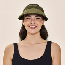 Load image into Gallery viewer, Model Front: Uv Line Visière Visor Brunei Verde Militar Upf50+
