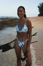 Load image into Gallery viewer, Image 10: Wednesday In Hawaii By Rio De Sol Haut Top Pua-Pacifica Hana
