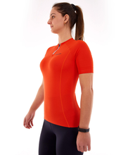 Load image into Gallery viewer, Model Front: Alto Giro Fitness Haut T-Shirt Skin Fit Biker Com Bolsos Laranja Pitanga
