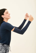 Load image into Gallery viewer, Image 03: Uv Line Gants Sun-Protection Sleeve Navy Upf50+
