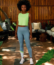 Load image into Gallery viewer, Image 02: Alto Giro Fitness Haut Regata Skin Fit Cropped Refletivo Verde Sharp
